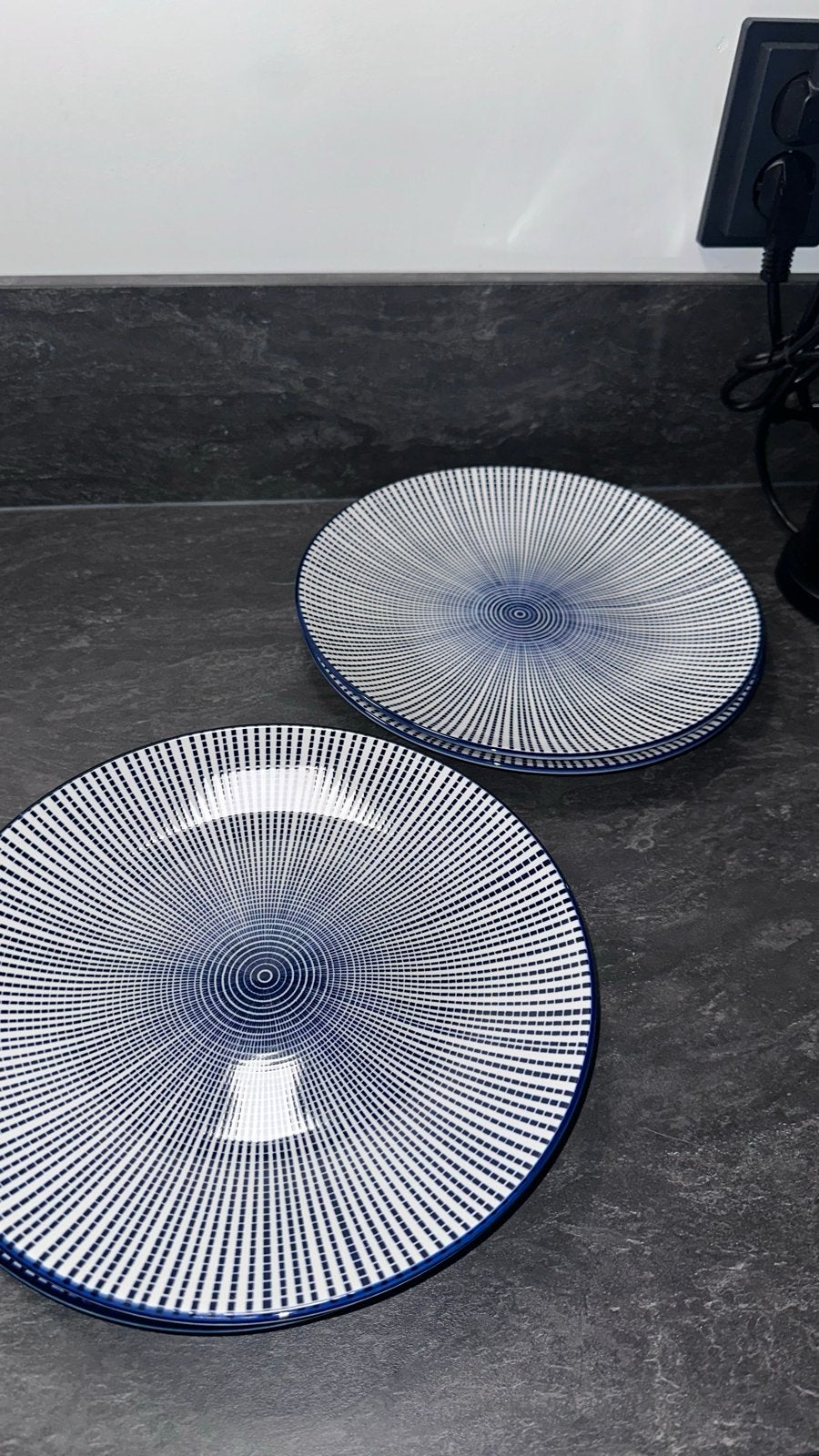 Set van 4 blauw-witte borden met modern patroon, Huis en Inrichting, Keuken | Servies, Ophalen, Keramiek, Zo goed als nieuw, Bord(en)