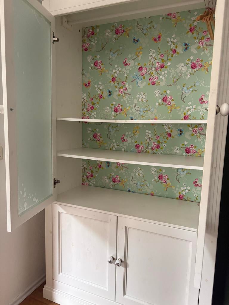 Witte kast met glazen deuren en bloemenbehang, Ophalen, Gebruikt, 100 tot 150 cm, 150 tot 200 cm