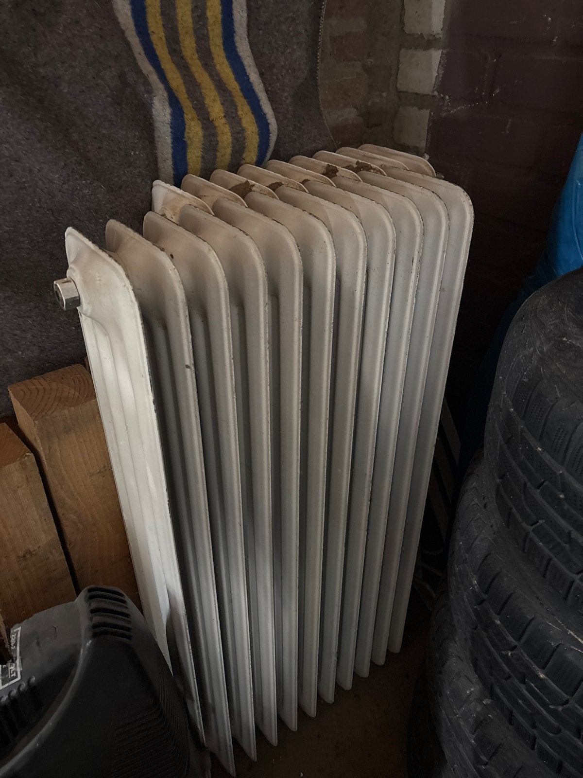 2 klassieke lamellen radiatoren met ophangbeugels, Gebruikt, Radiator, Ophalen of Verzenden, 60 tot 150 cm