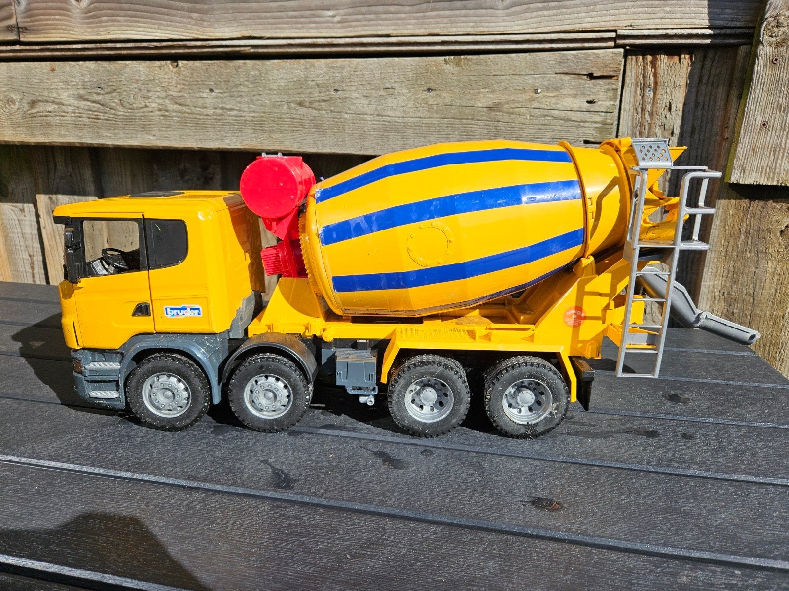 Bruder cement mixer, Ophalen