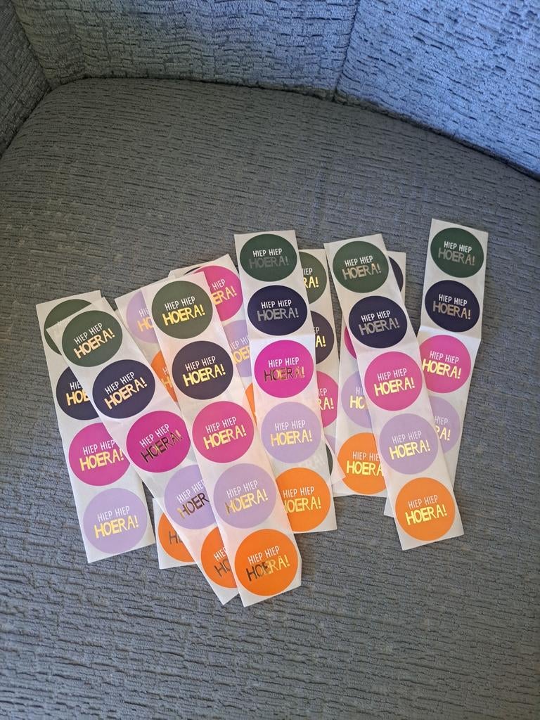 51 stickers Hiep Hiep Hoera!, Ophalen of Verzenden, Nieuw, Meerdere stickers
