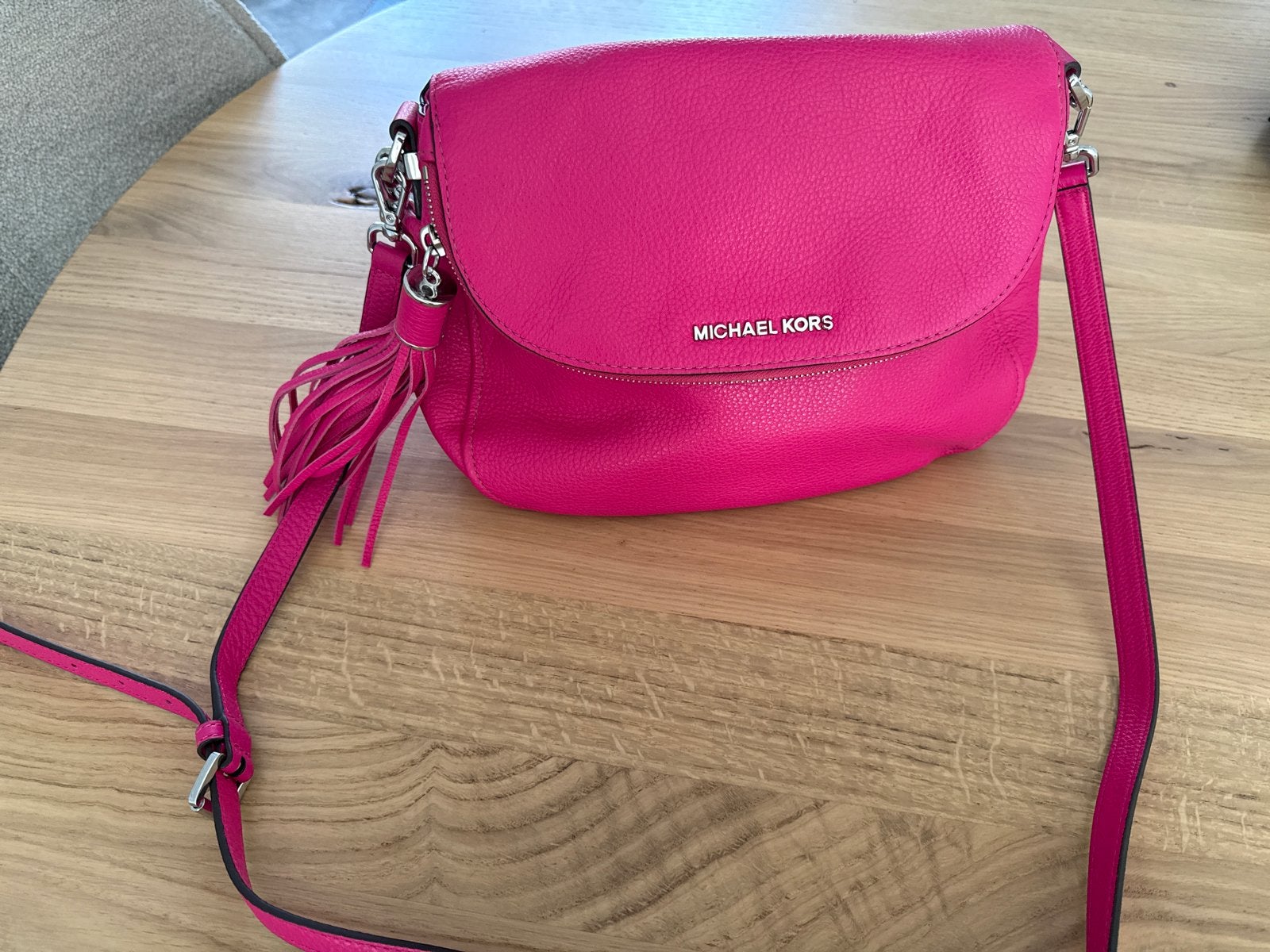 Michael Kors Schoudertasje - Felroze Leer, Sieraden, Tassen en Uiterlijk, Ophalen, Zo goed als nieuw, Roze, Schoudertasje