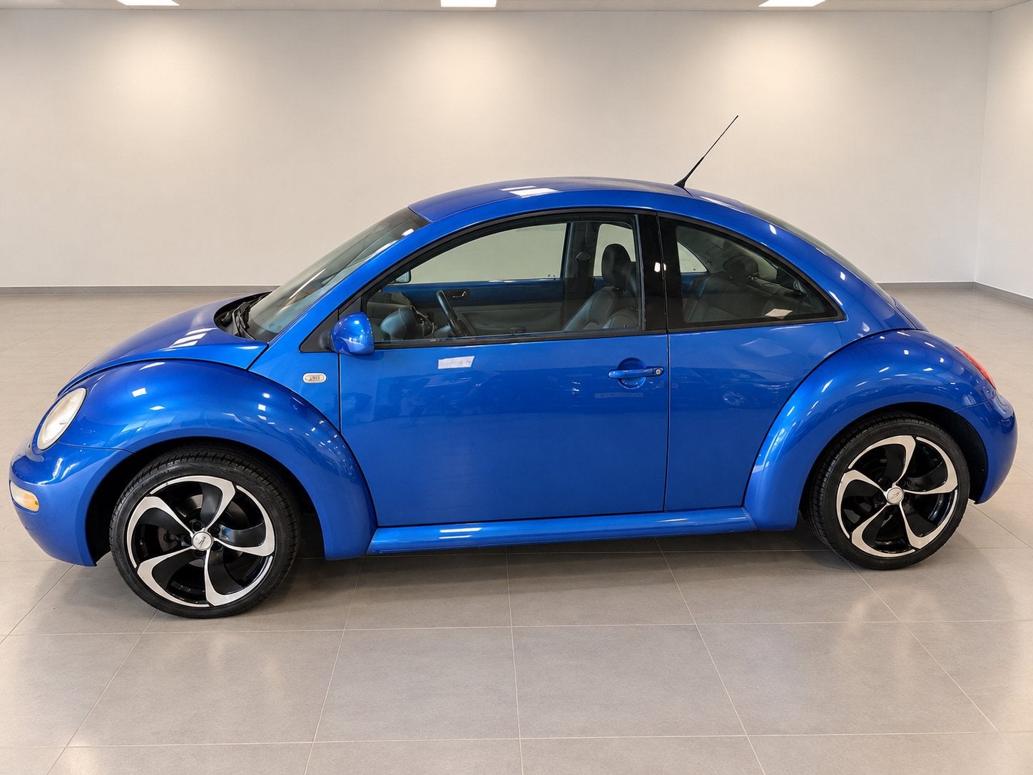 Volkswagen Beetle 2.0 Leer Airco Stoelverwarming Pareltje, Voorwielaandrijving, Dealer onderhouden, 1203 kg, 4 cilinders