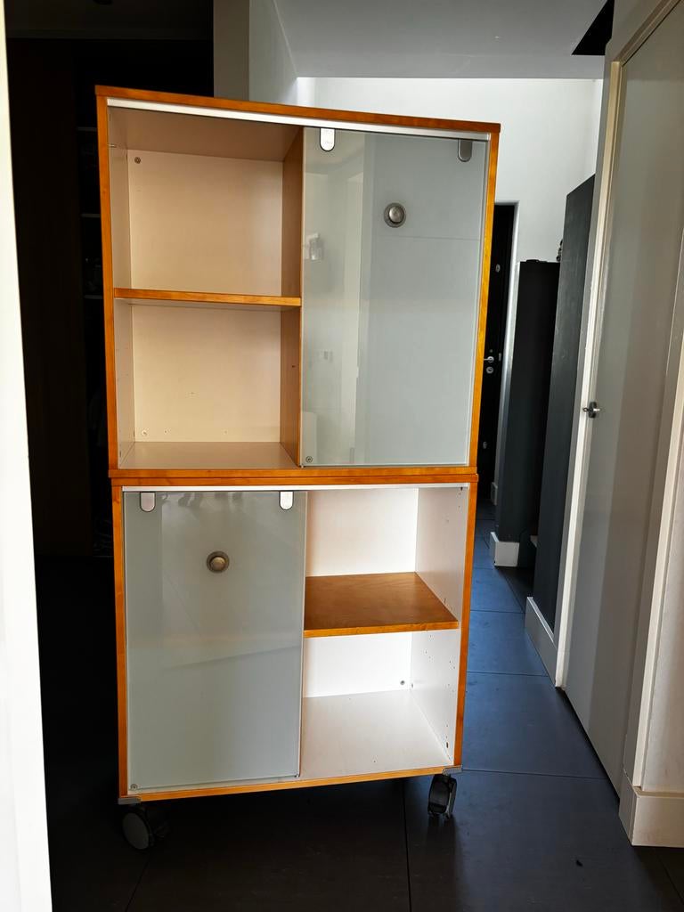 Moderne kast met glazen schuifdeuren en wielen, Ophalen of Verzenden, Gebruikt