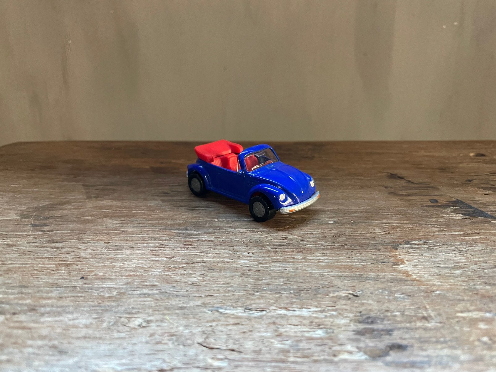 Siku 0839 - Volkswagen Kever 1303 ls cabrio blauw rood, Ophalen of Verzenden, Zo goed als nieuw, Auto, SIKU