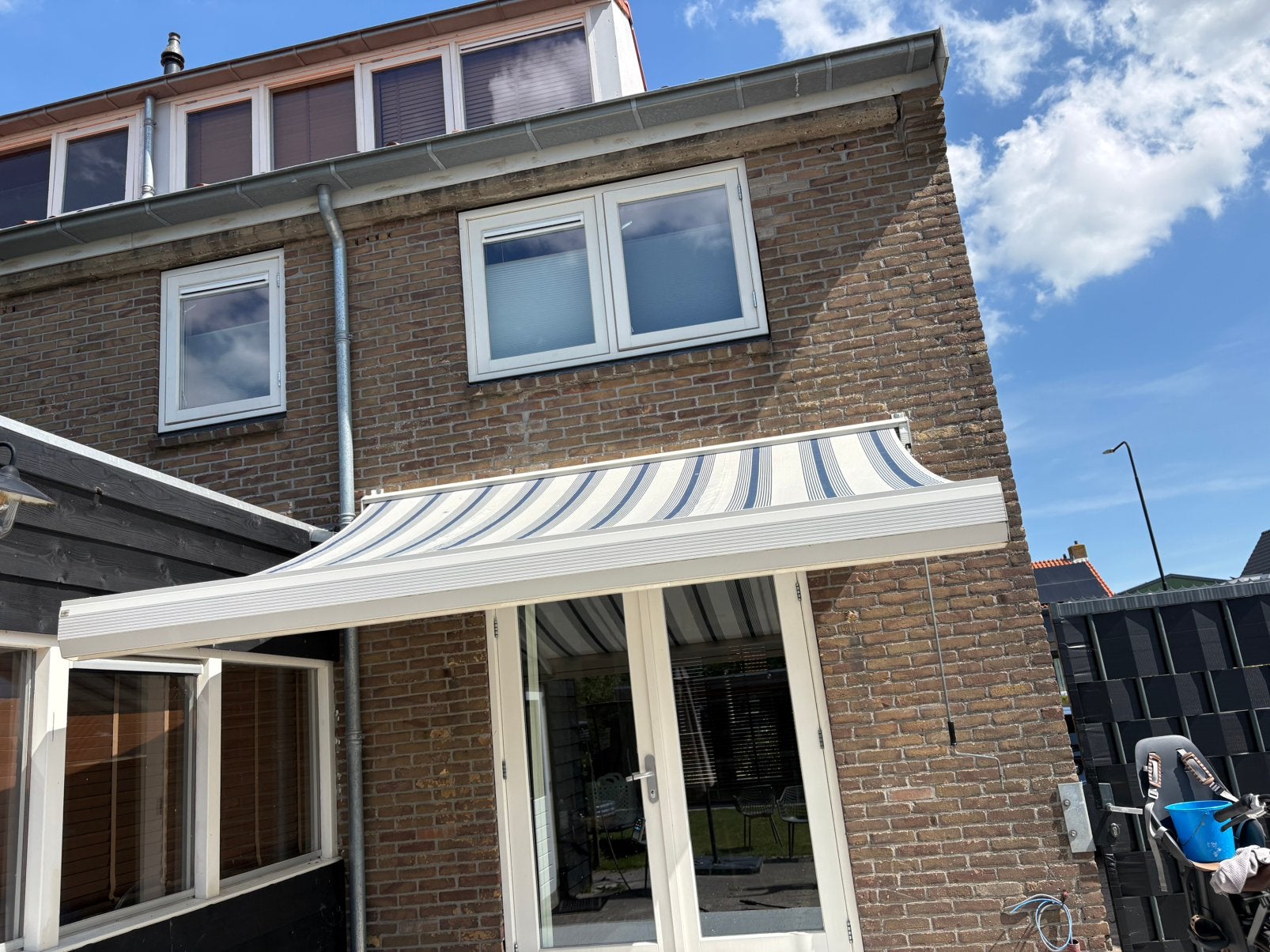 Zonnescherm / knikarmscherm 291,5 cm – handbediend blauw/wit, 150 tot 300 cm, Ophalen, Zo goed als nieuw, Knikarmscherm