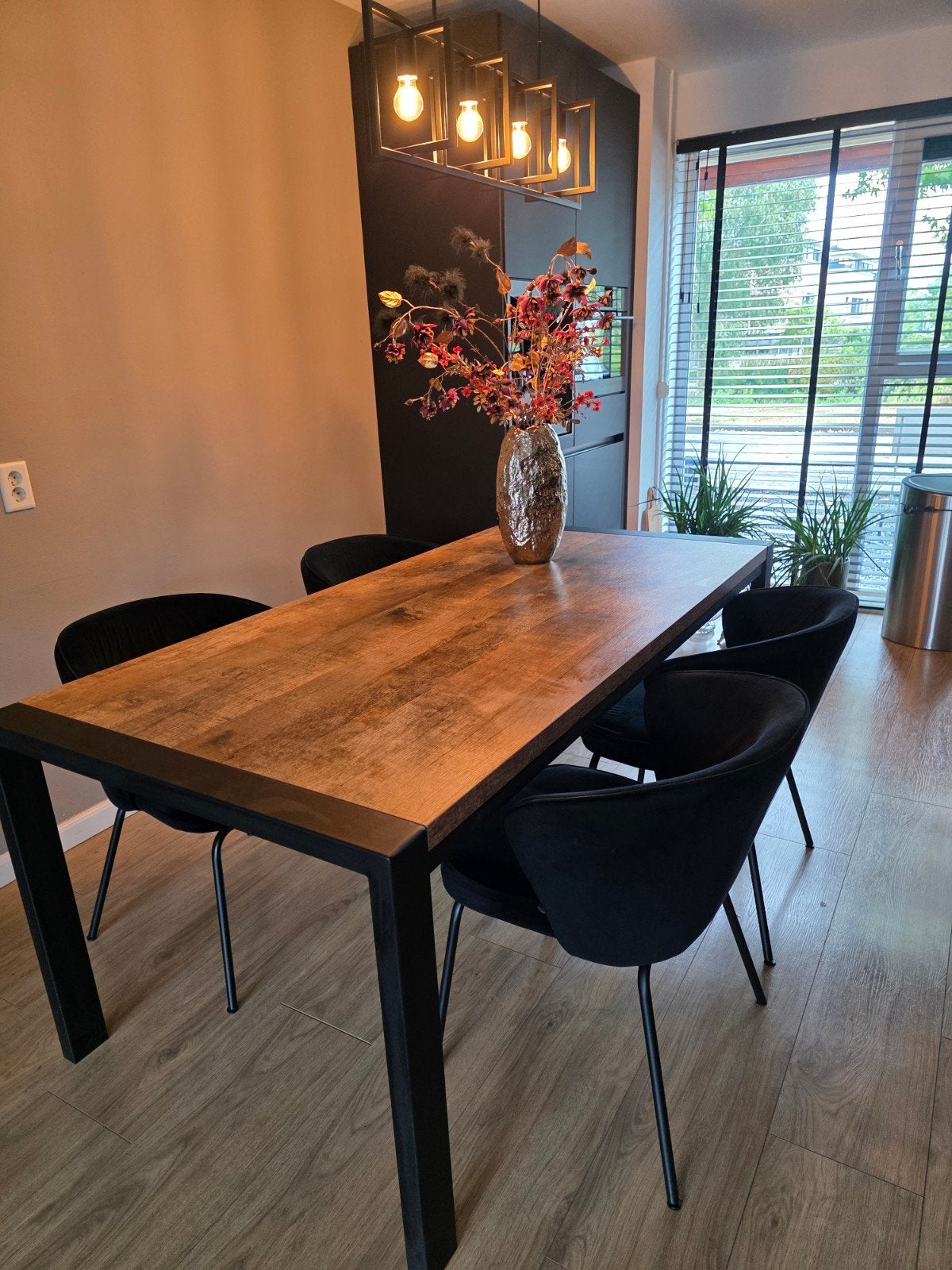 Robuuste eettafel met metalen onderstel - Zo goed als nieuw, Huis en Inrichting, Overige houtsoorten, Industrieel, Modern, Zo goed als nieuw