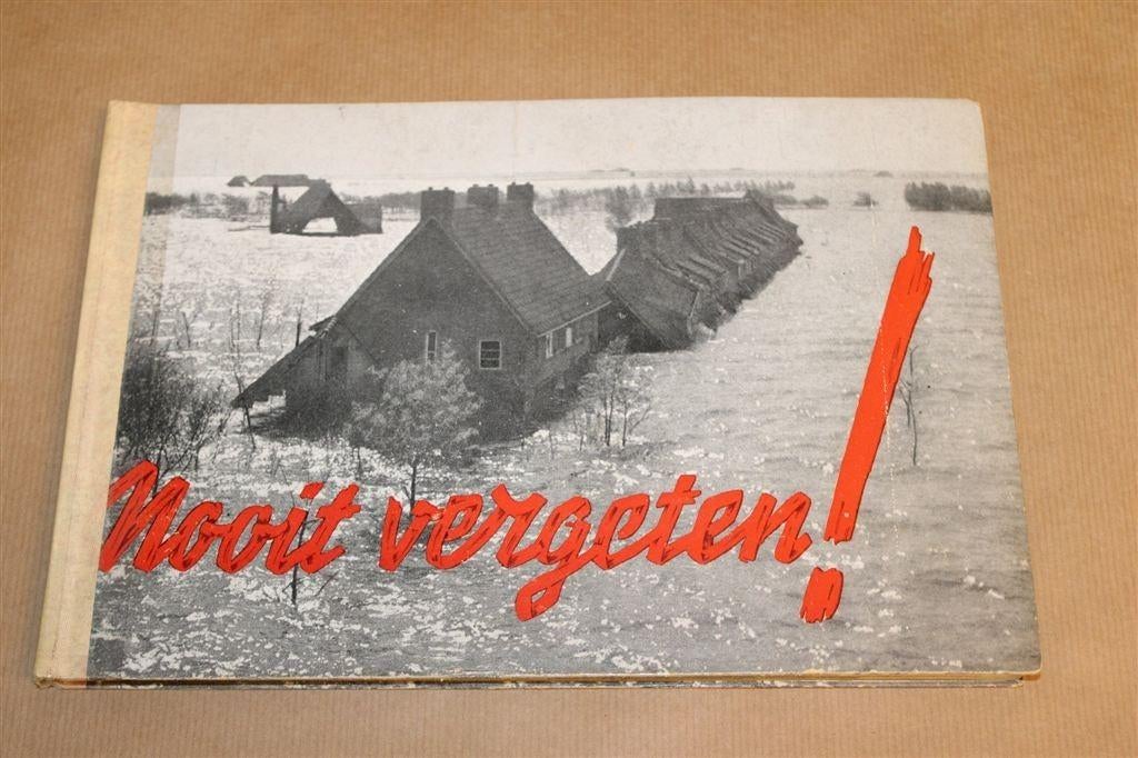 Nooit Vergeten — WOII Fotoboek Bezetting & Bevrijding 1945, Ophalen of Verzenden, Tweede Wereldoorlog, Gelezen, Overige onderwerpen