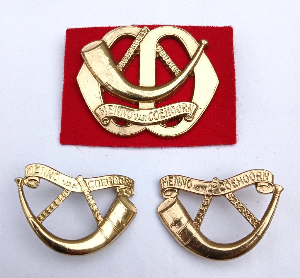 Baretembleem Menno van Coehoorn, 1953-1994, oogjes, Ophalen of Verzenden, Landmacht, Nederland, Embleem of Badge