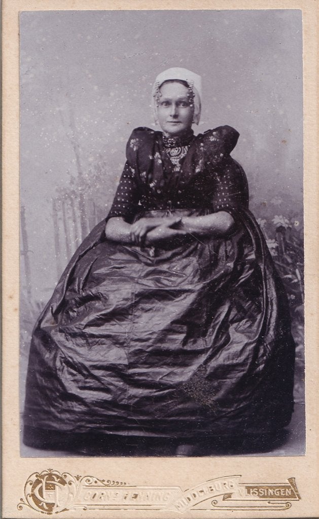 cdv klederdracht Axel Zeeuws Vlaanderen ca 1900, Gebruikt, Foto, Klederdracht, Ophalen of Verzenden
