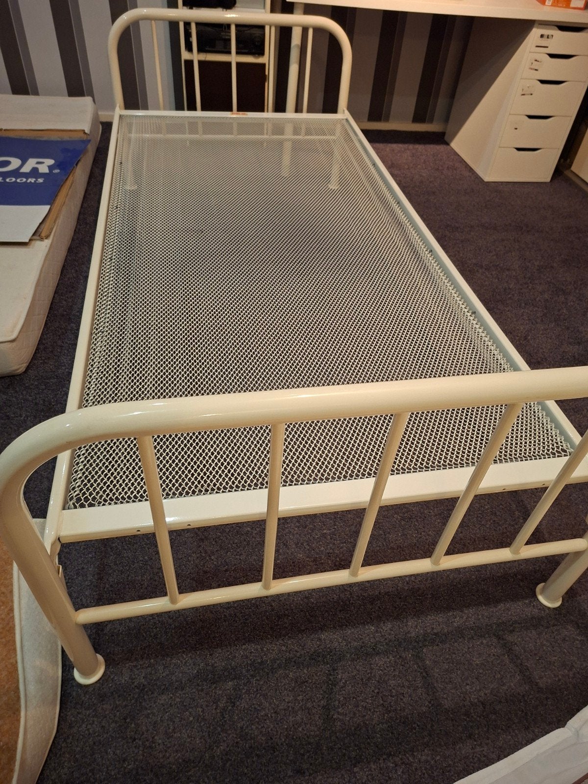 Eenpersoons bedframe 90x200 cm (buitenmaat 95x210 cm), Ophalen