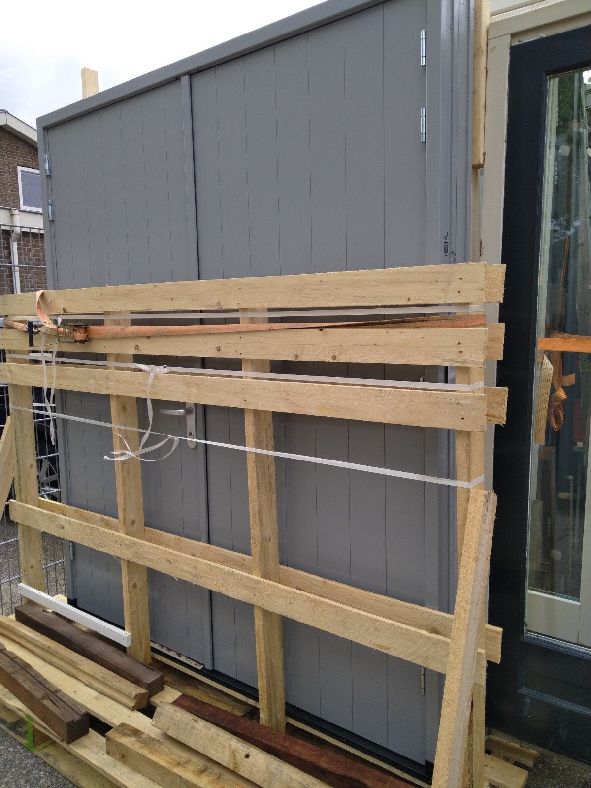 Hardhout kozijn met dubbele garage deuren 2 sets, Doe-het-zelf en Verbouw, Ophalen of Verzenden, Hout, 120 cm of meer, 215 cm of meer