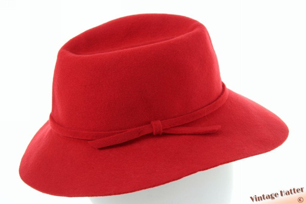 Vintage Dames gleufhoed Bermonda Trend rood vilt 56, 56 of 57 cm (M, 7 of 7⅛ inch), Bermona Trend (London), Vintage tweedehands artikel en daarom onbekend -   Tweede Egelantiersdwarsstraat 7, 1015SB Amsterdam NL  -