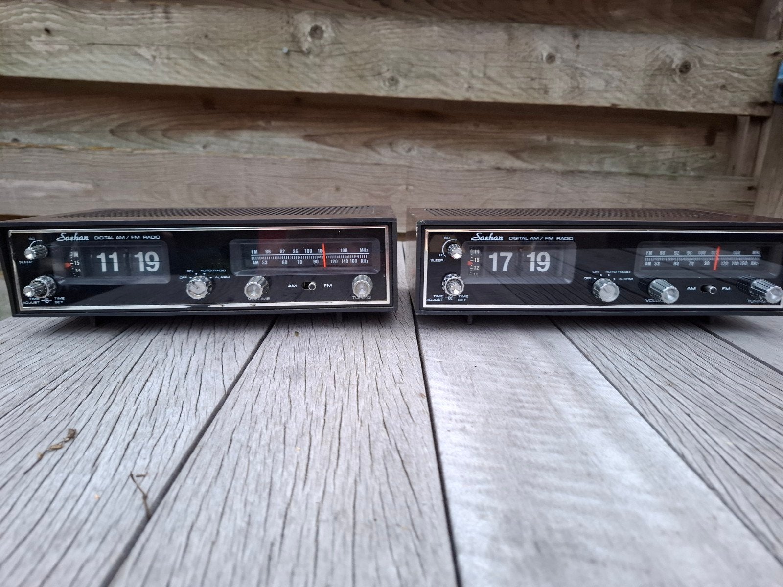 2 x Saehan flipklok wekkerradio, Ophalen of Verzenden, Gebruikt, Analoog