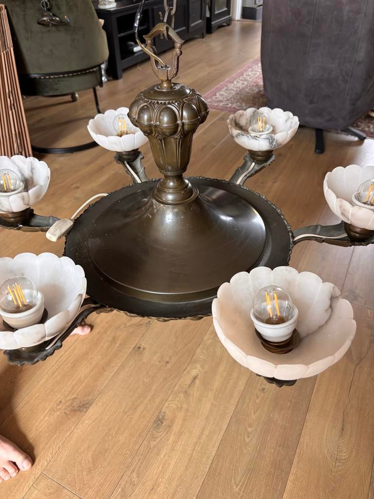 Antieke brons kleurige kroonluchter met albasten kappen, Antiek en Kunst, Antiek | Lampen, Ophalen
