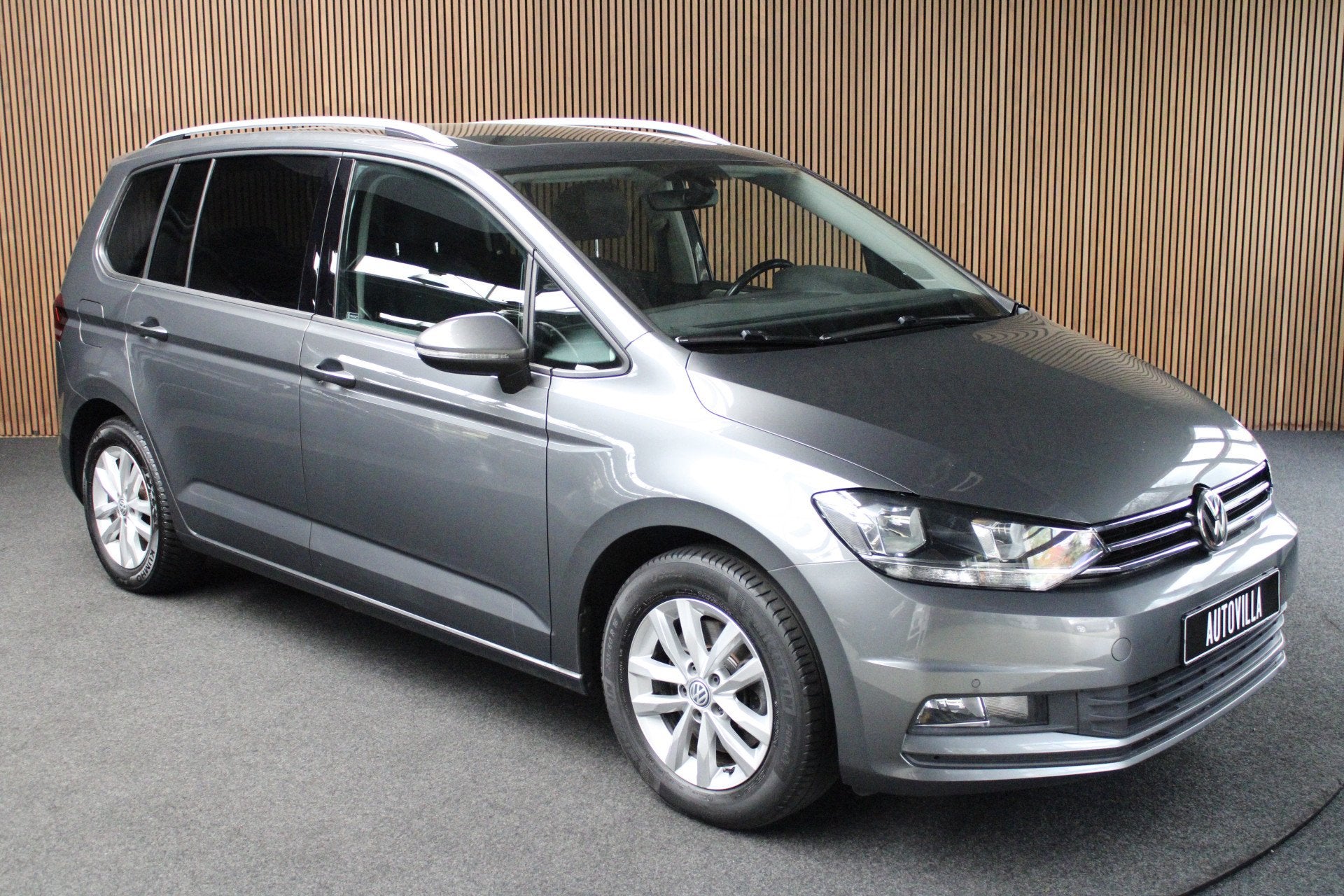 Volkswagen Touran 1.2 TSI Leer Navi Panorama Massage Camera, Auto's, Voorwielaandrijving, Lichtsensor, Gebruikt, 4 cilinders