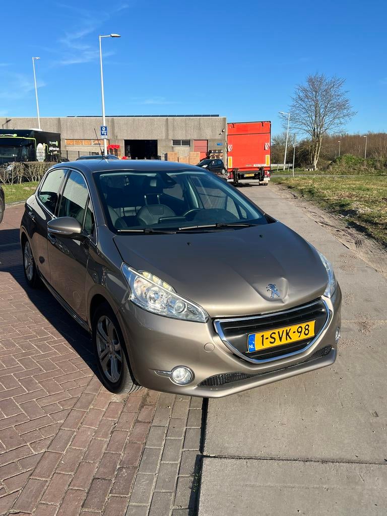 Peugeot 208 1.6 VTI 88KW/120PK 5-D 2014 Grijs, Voorwielaandrijving, USB, Zwart, 4 cilinders
