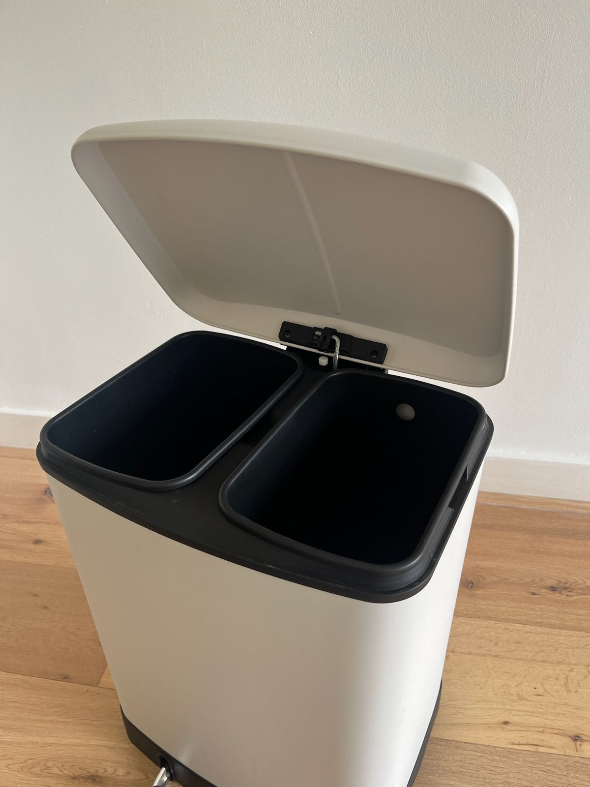 Prullenbak met 2 vakken en pedaal - Wit/Zwart, Huis en Inrichting, Woonaccessoires | Prullenbakken, Gebruikt, Kunststof, 50 – 75