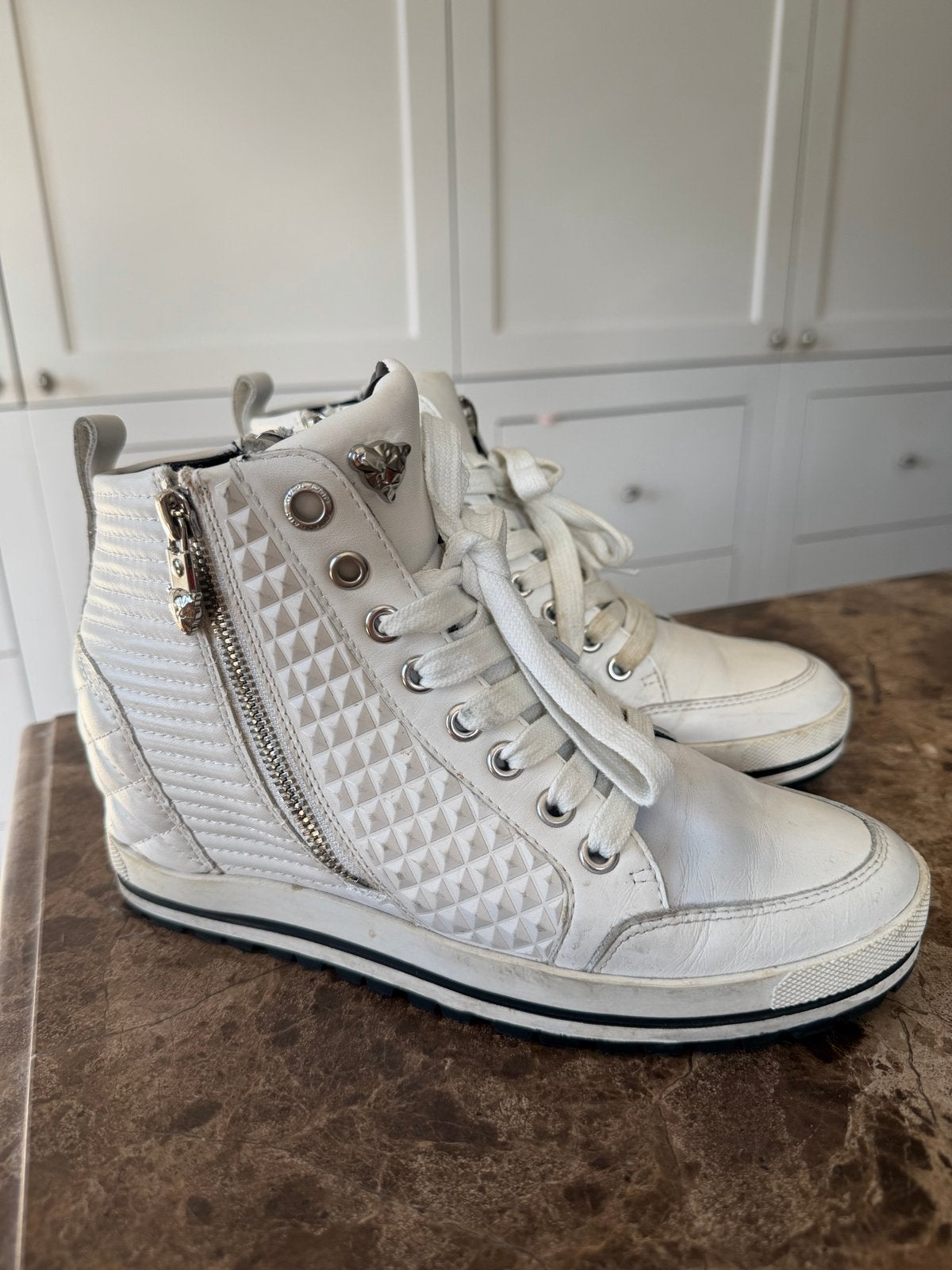 Marc Cain halfhoge sneakers met ingebouwde plateau, wit leer, Kleding | Dames, Verzenden, Gedragen, Wit, Sneakers of Gympen