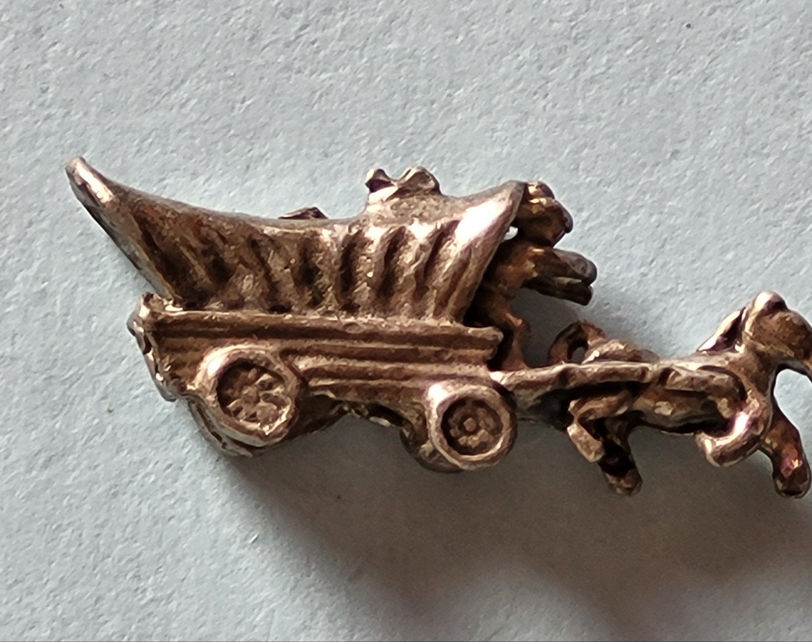 Vintage zilverkleurige bedel Paard en Huifkar, Ophalen of Verzenden