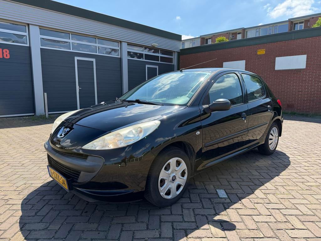 Peugeot 206+ 1.1 5D 2011 Zwart /stuurbekr./Elek. Pakket, Auto's, Voorwielaandrijving, Stof, 4 cilinders, Zwart