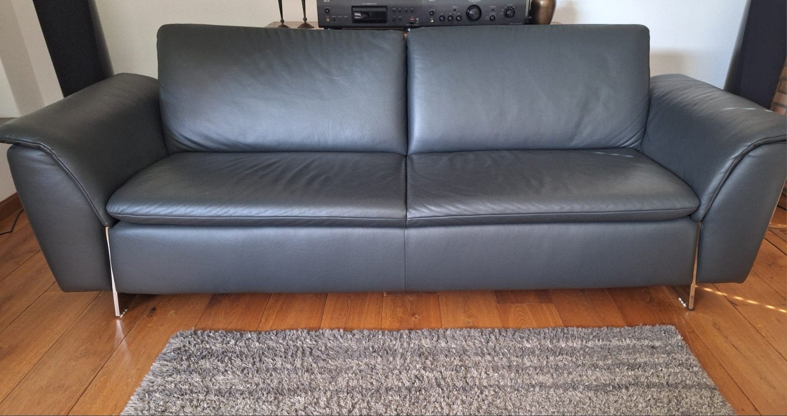 mooie leren bank kleur grijs/blauw, Ophalen, Strak, Zo goed als nieuw, Rechte bank