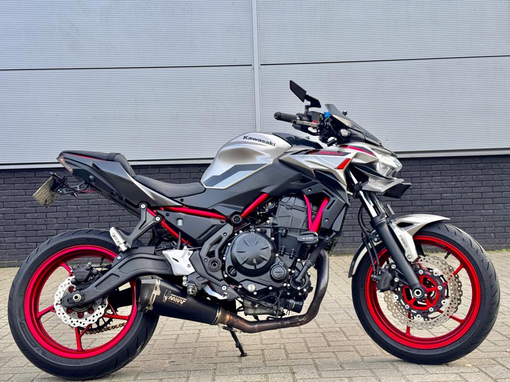 Kawasaki Z650 2024 - Volledig Dealer Onderhouden, Motoren, 2 cilinders, Sportuitlaat, Gebruikt, Particulier
