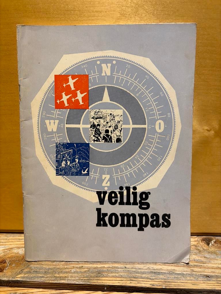 Veilig Kompas - Militair Handboek uit de Jaren '50, Boeken, Oorlog en Militair, Ophalen of Verzenden, 1945 tot heden, Gelezen