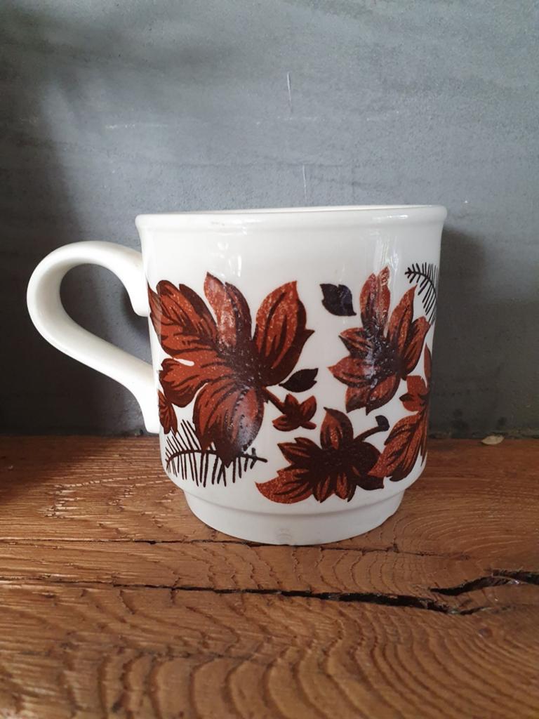 Mooie mok met bruine bloem retro jaren 70, Verzamelen, Ophalen of Verzenden, Huis en Inrichting
