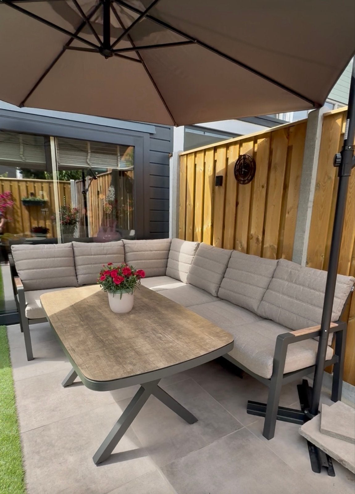 Z.g.a.n. taupe loungeset met bon. Nieuw prijs 900, 5 zitplaatsen, Aluminium, Ophalen of Verzenden, Zo goed als nieuw