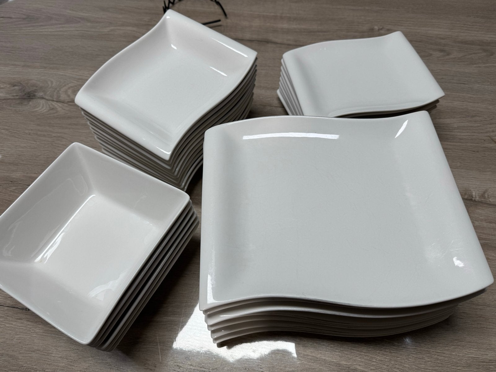 Witte vierkante borden en schalen set - Modern servies, Ophalen, Keramiek, Zo goed als nieuw, Modern