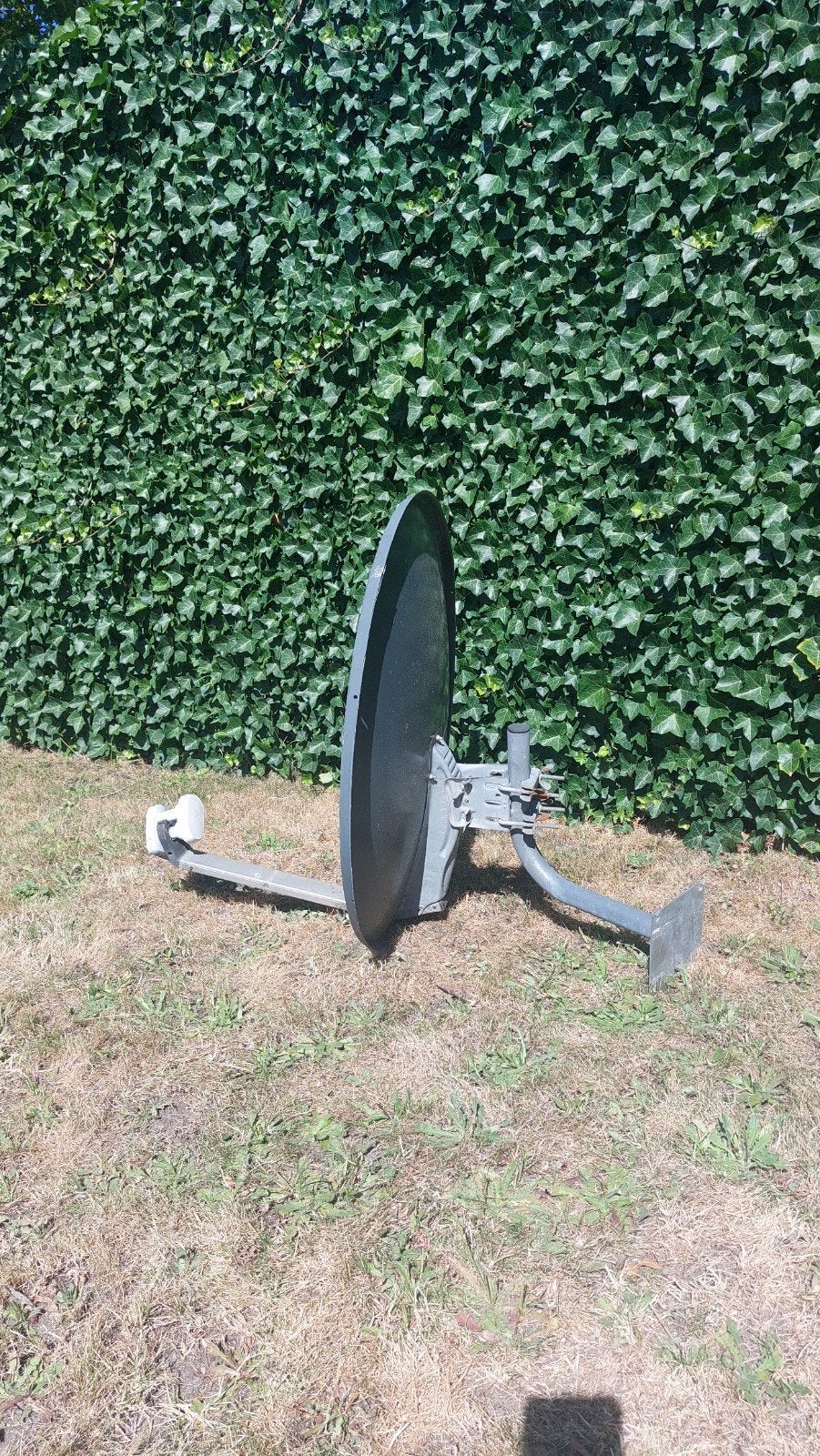 Schotelantenne 70 cm met muurbeugel voor satelliet-tv, Ophalen, Gebruikt, (Schotel)antenne, Overige merken