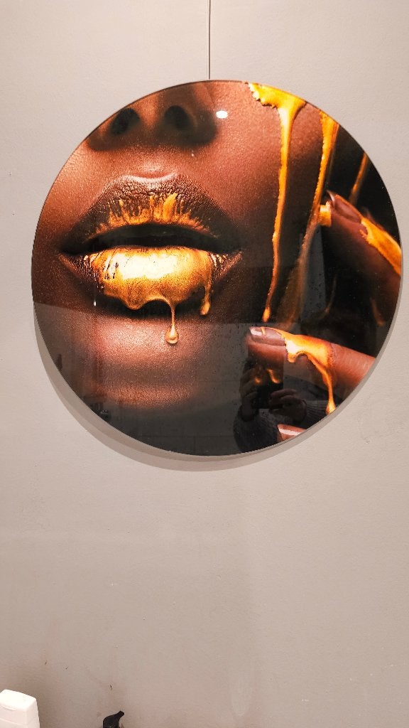 Modern kunstwerk: Gouden lippen op rond paneel, Antiek en Kunst, Kunst | Schilderijen | Klassiek, Abstract, Portret of Personen