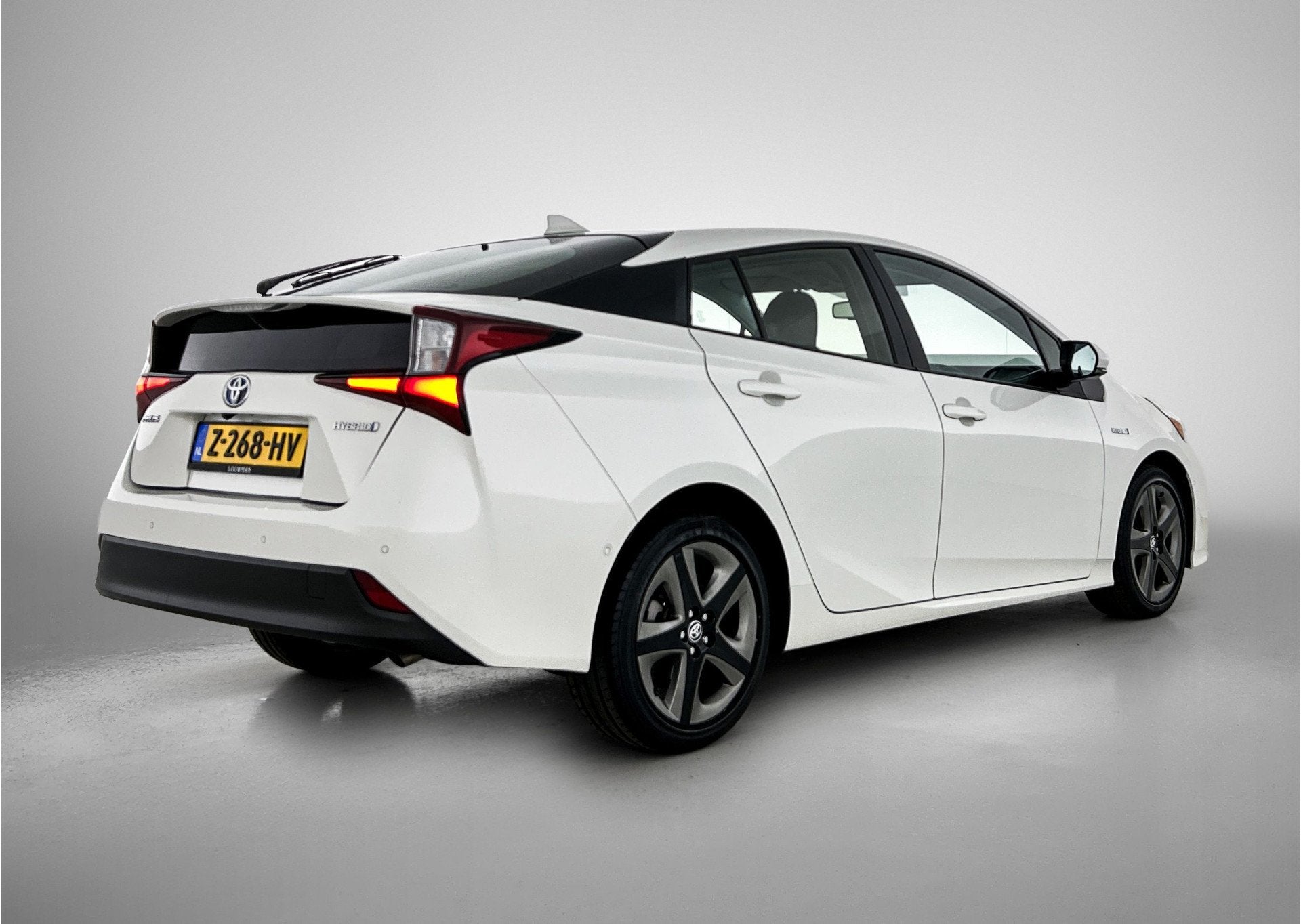 Toyota Prius 1.8 Hybrid Executive | Navigatie | Stoelverwarm, 12 maanden, Stof, Bedrijf, Hybride Elektrisch/Benzine