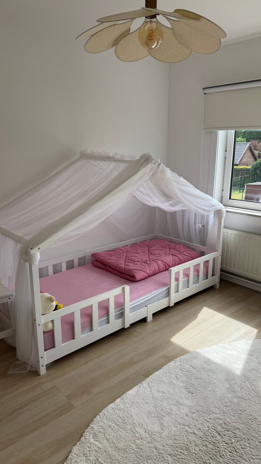 Kinderbed met Bedhuisje, Ophalen, 70 tot 85 cm, Zo goed als nieuw, Matras