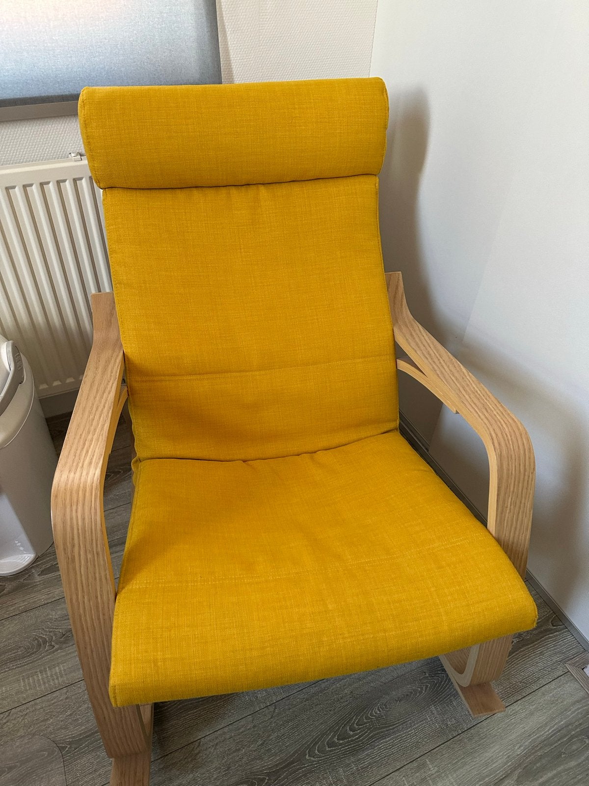 IKEA Poäng Schommelstoel met Geel Kussen, Huis en Inrichting, Fauteuils, Ophalen, 75 tot 100 cm, Zo goed als nieuw, 50 tot 75 cm