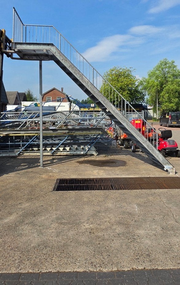 stalen trap met bordes gegalv hoog 3,8mtr nor138, Ophalen, Zo goed als nieuw, Trap, 2 tot 4 meter