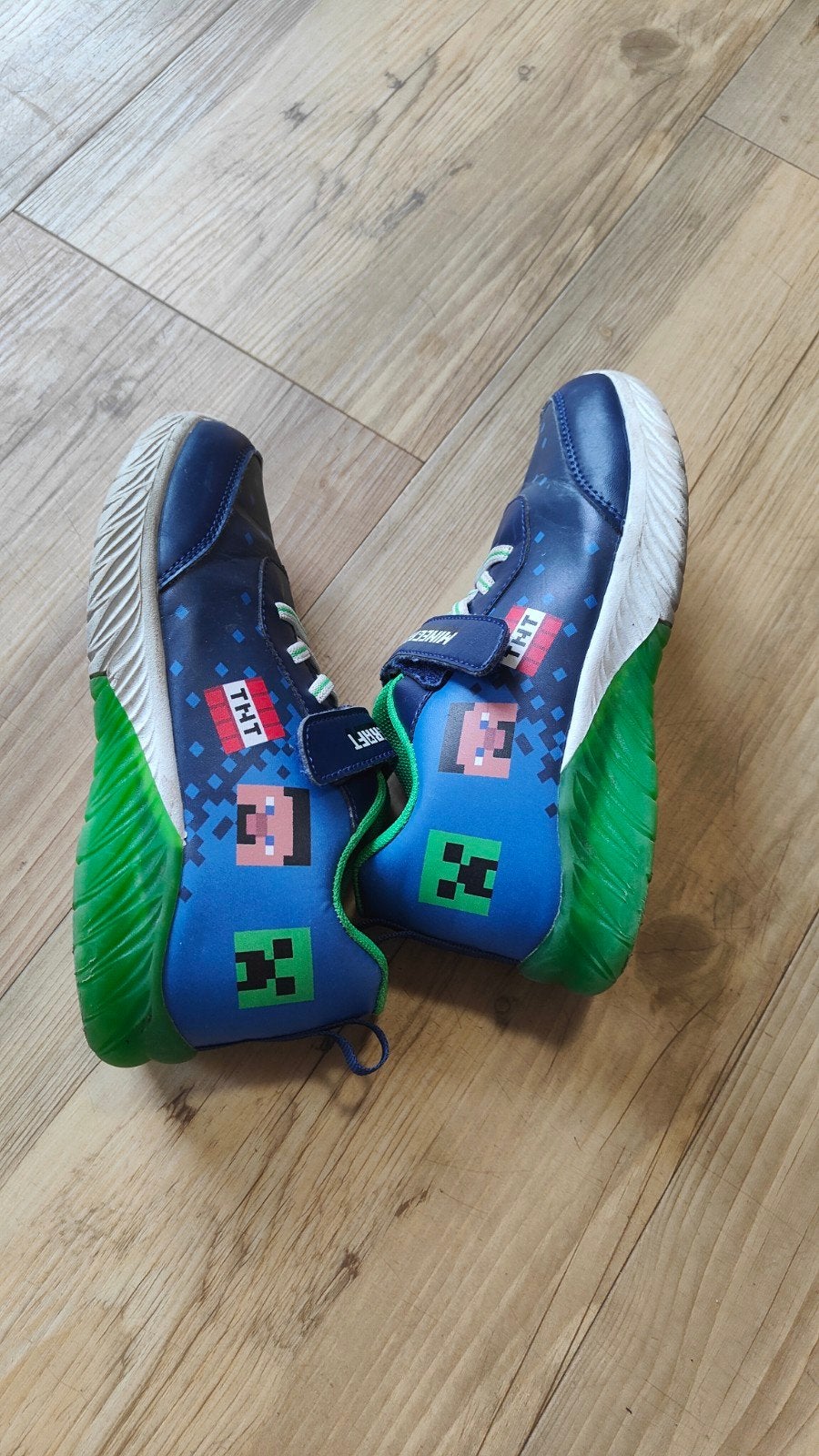 Minecraft schoenen maat 33 met lichtjes in de zolen, Gebruikt, Jongen of Meisje, Ophalen of Verzenden, Minecraft