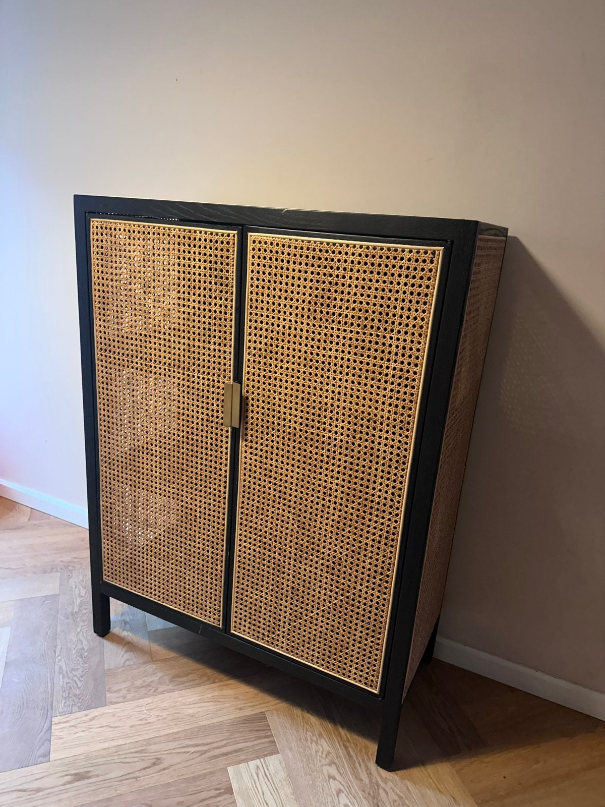 Stijlvolle rotan kast met zwarte afwerking, Ophalen, Gebruikt