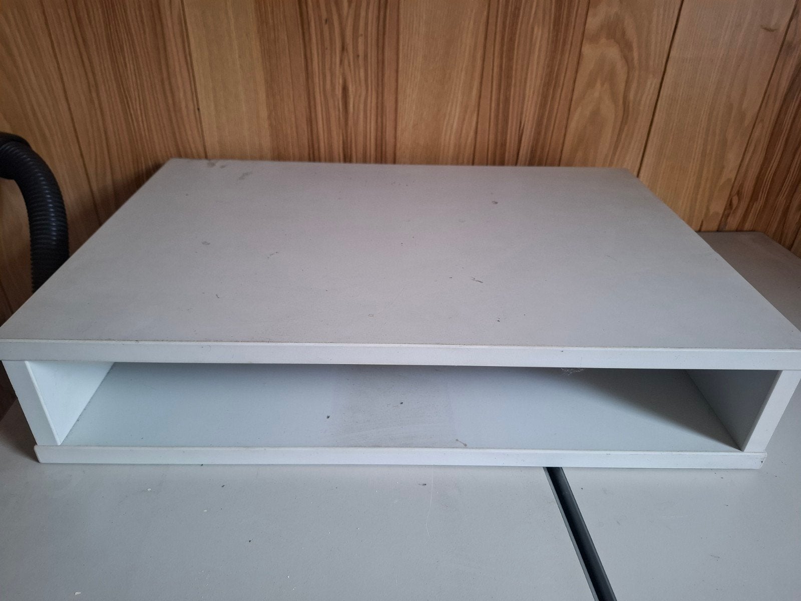 Witte houten monitorstandaard met opbergvak, Ophalen, Gebruikt