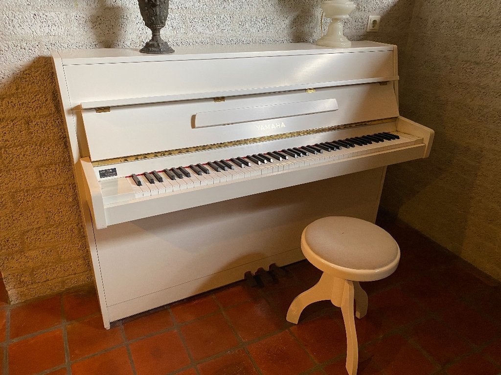 Yamaha Piano (C108N) Akoestisch met Kruk – Satijn Wit, Muziek en Instrumenten, Piano's, Ophalen, Gebruikt, Wit, Piano