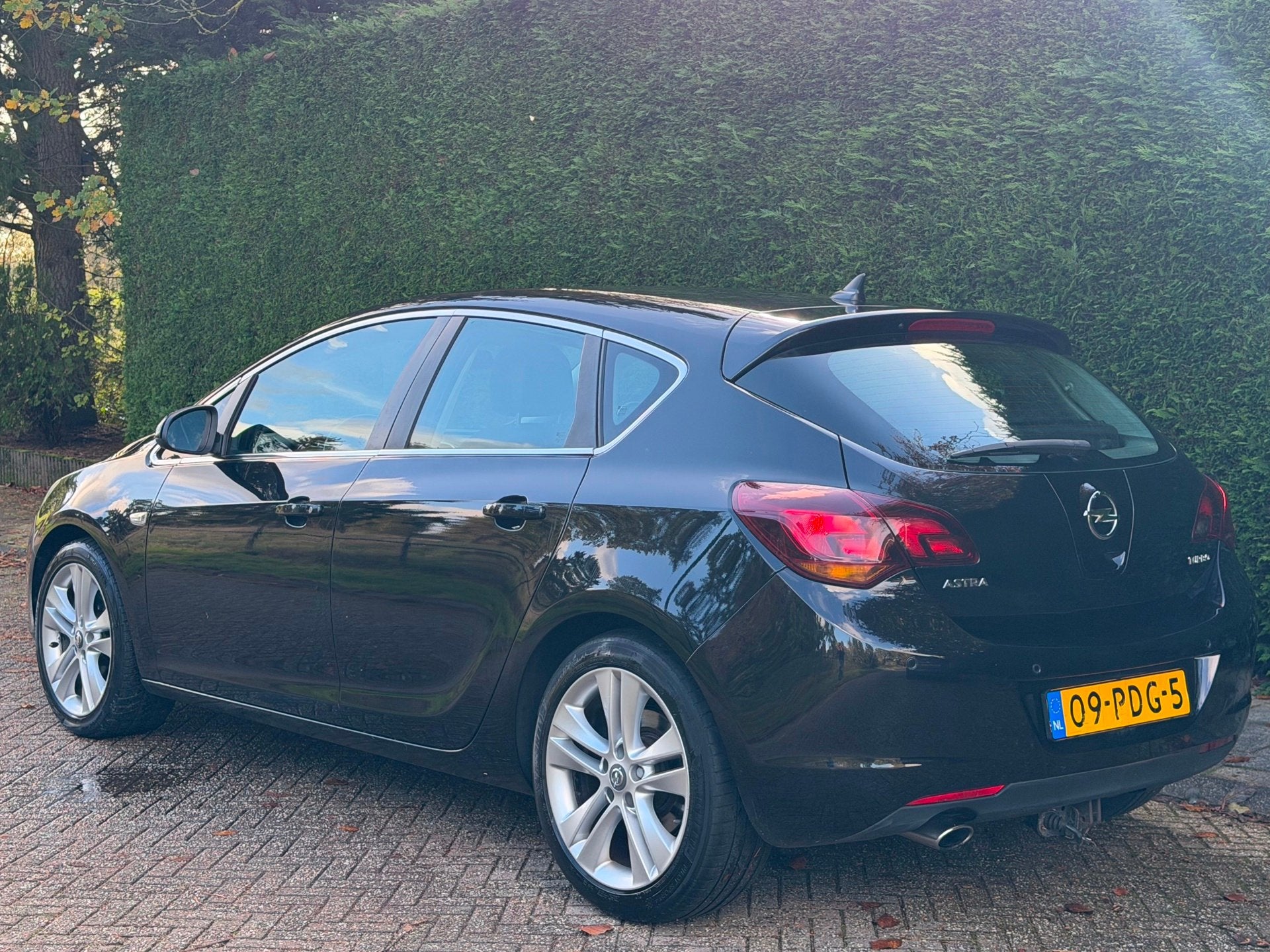 Opel Astra 1.6 Turbo Sport RIJDTGOED/AIRCO/180PK/APK 3-27, Auto's, Voorwielaandrijving, Euro 5, Gebruikt, Zwart