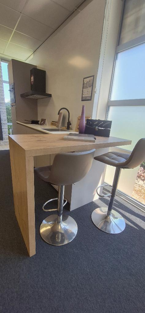 Showroomkeuken: Pure rechte keuken met bar