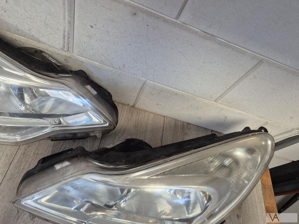 Opel Corsa D 2010 - 2014 koplamp links rechts FACELIFT €75st, Gebruikt, -, -, Opel