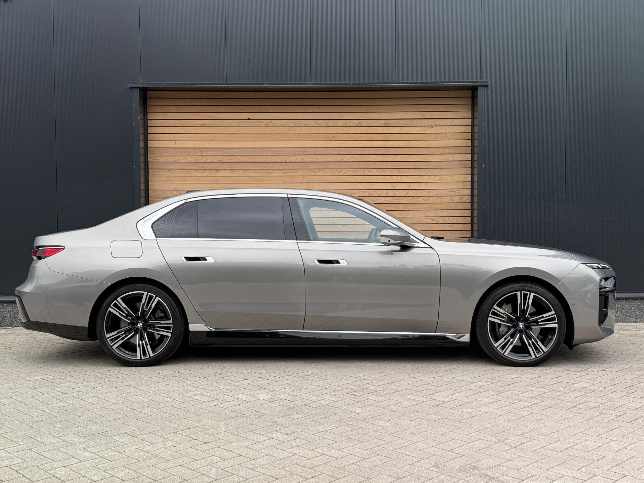 BMW i7 xDrive60 106 kWh THEATRE|4W-BESTURING|MASSAGE & STOEL, Auto's, BMW, Automaat, Gebruikt, Zwart, 624 km