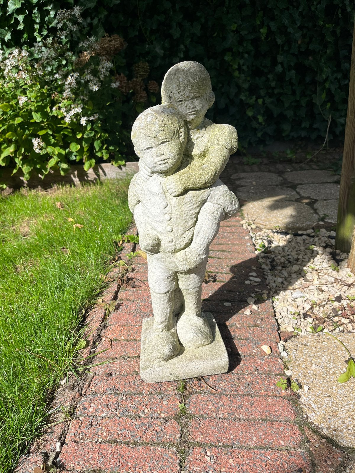 Vintage stenen beeld van twee spelende kinderen, Tuin en Terras, Ophalen, Gebruikt, Steen, Mensenbeeld