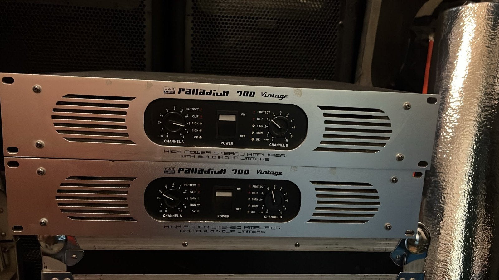 2x DAP Audio P-700 versterkers met transportkoffer, Ophalen, Zo goed als nieuw, 500 tot 1000 watt, P.A.