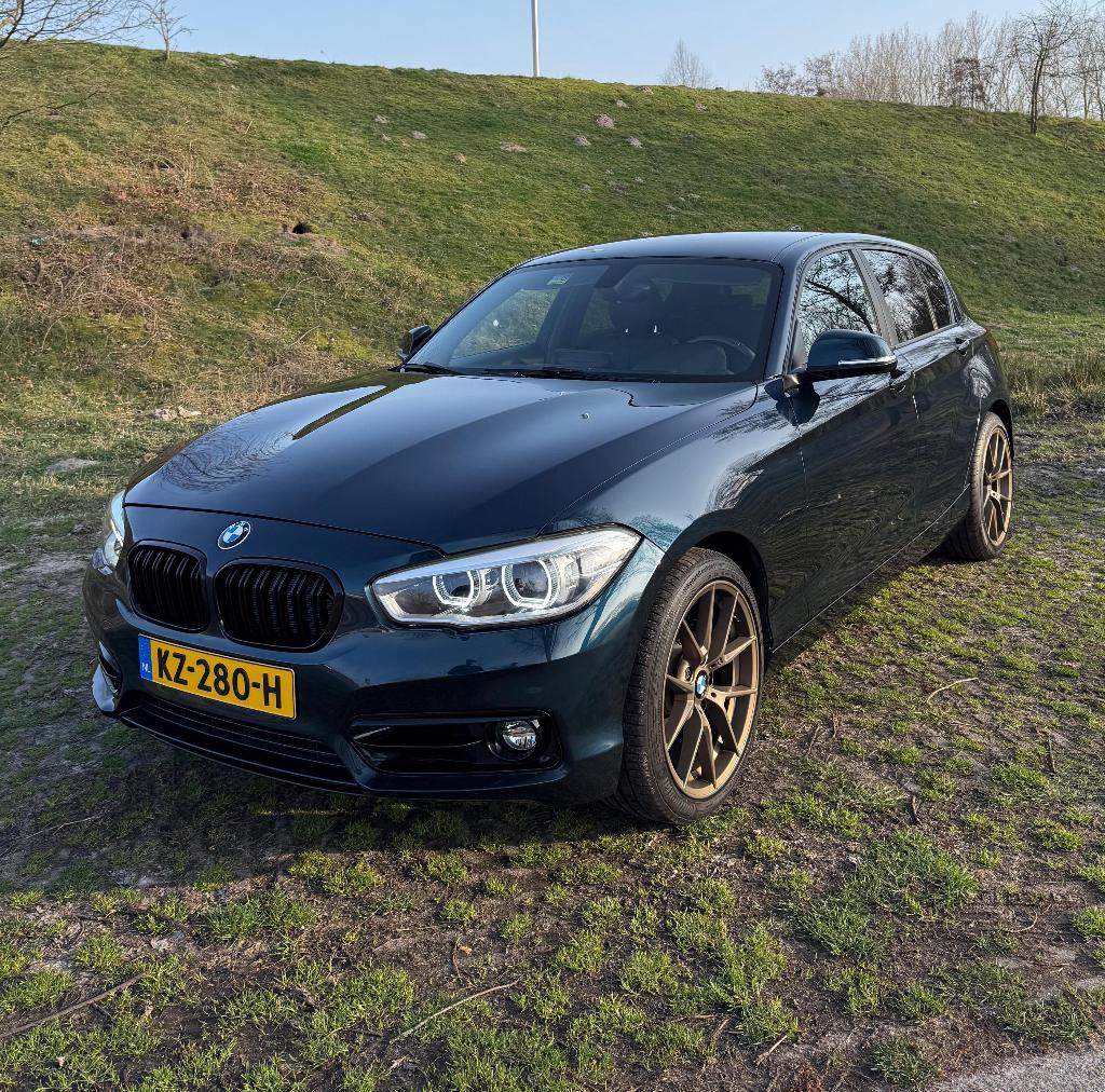 BMW 1-Serie 120i Sport Line 184pk Aut 2017 Blauw, 1998 cc, Achterwielaandrijving, Zwart, 4 cilinders