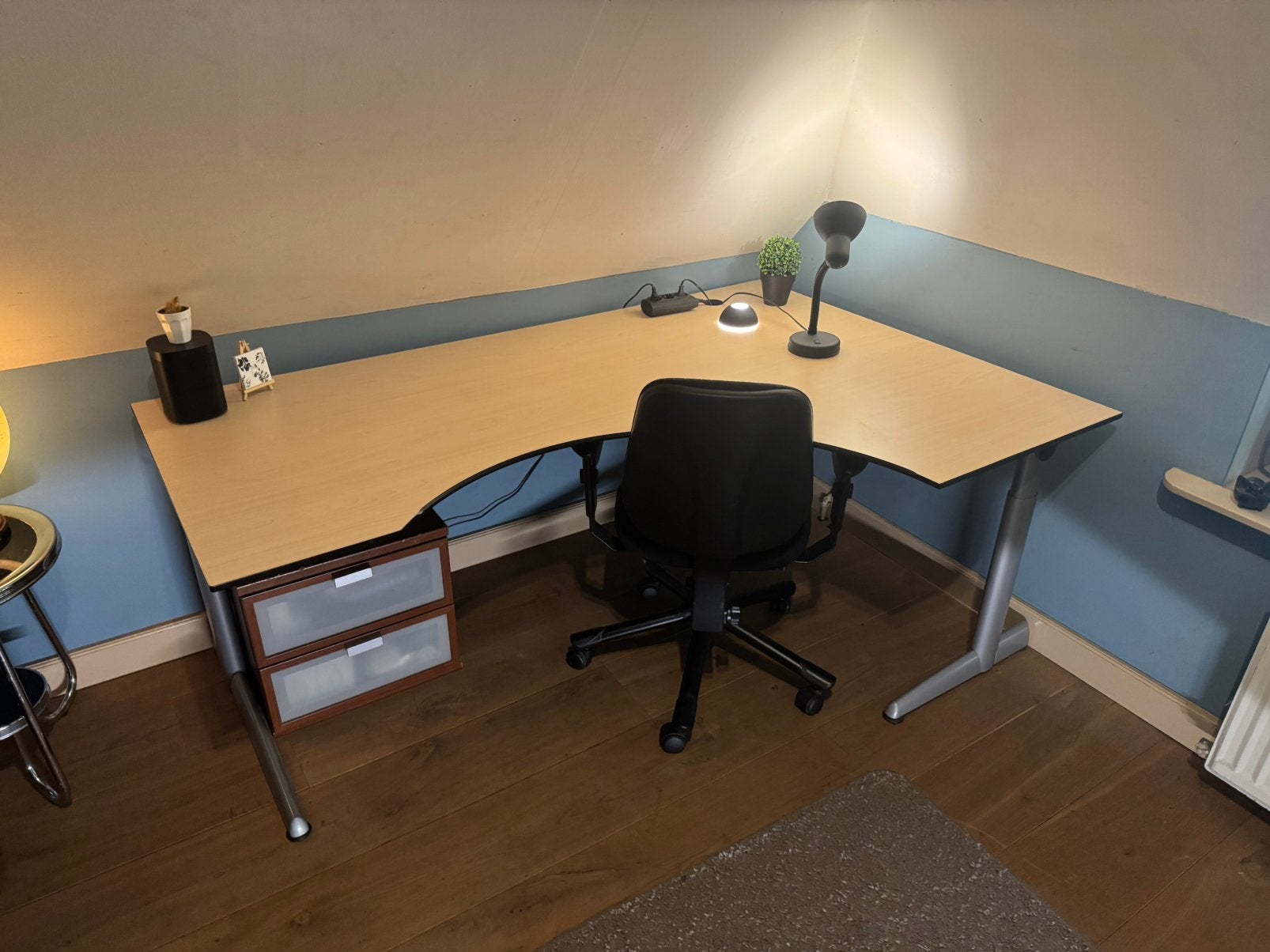 Perfect Ahrend Essa Verstelbaar Hoekbureau Incl. Bureaustoel, Huis en Inrichting, Bureaus, Ophalen, In hoogte verstelbaar, Hoekbureau