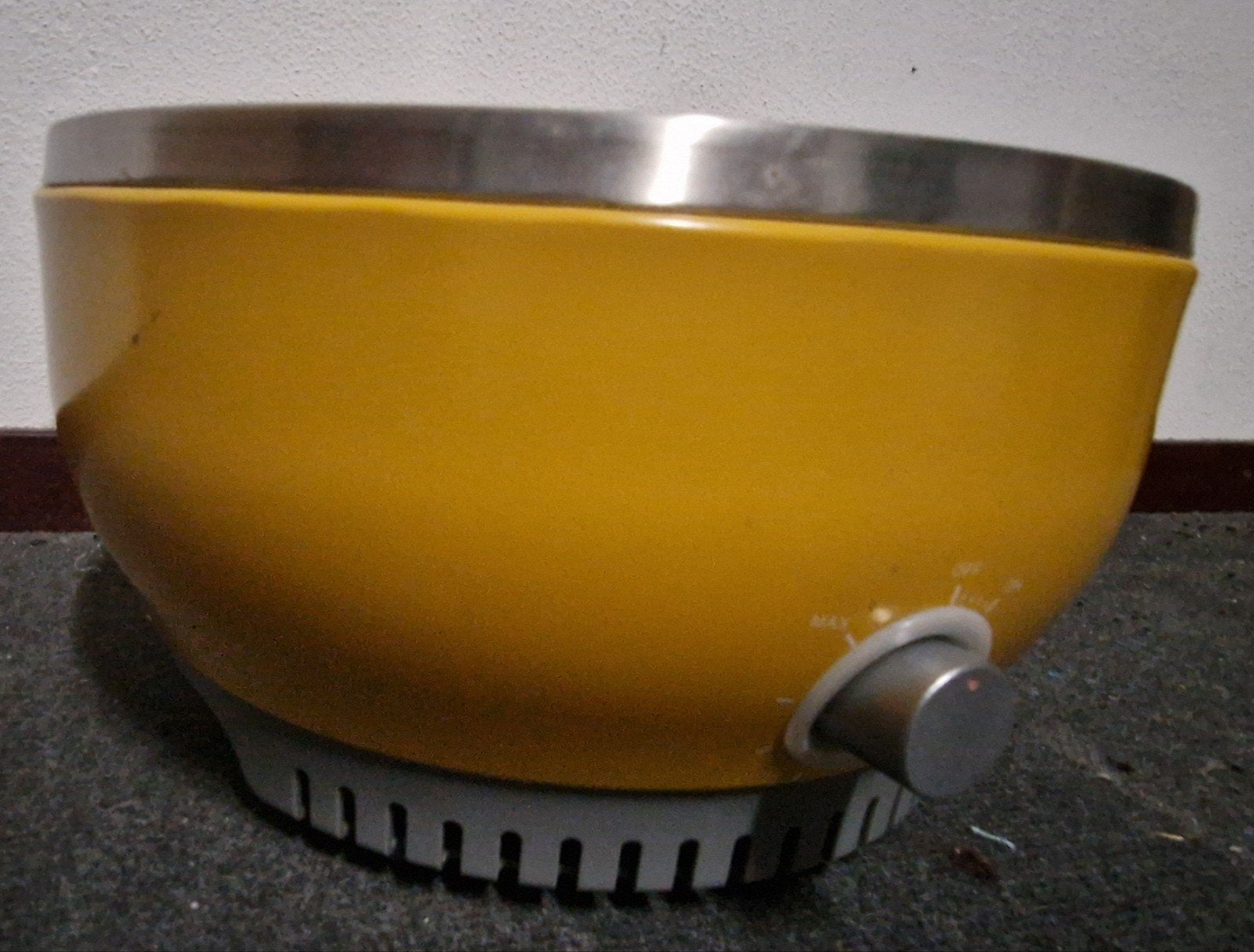 Compacte Gele Houtskool BBQ met Ventilator, Ophalen, Gebruikt, Onbekend
